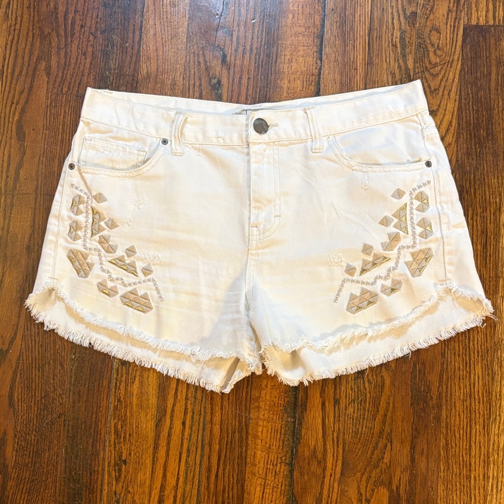 🎉Free People White Jean Shorts. Size 29! Tulum Embroidered Shorts